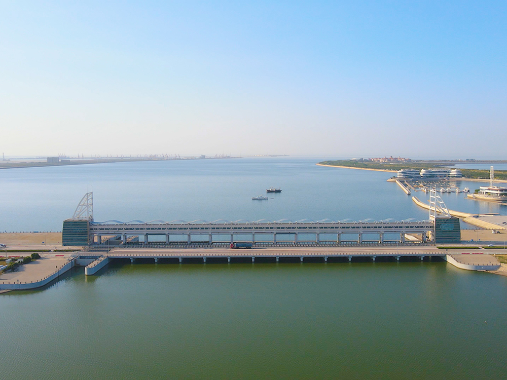 濰坊白浪河防潮閘：建于入海口粉沙質(zhì)海岸潮下帶，與船閘共用邊墩，
